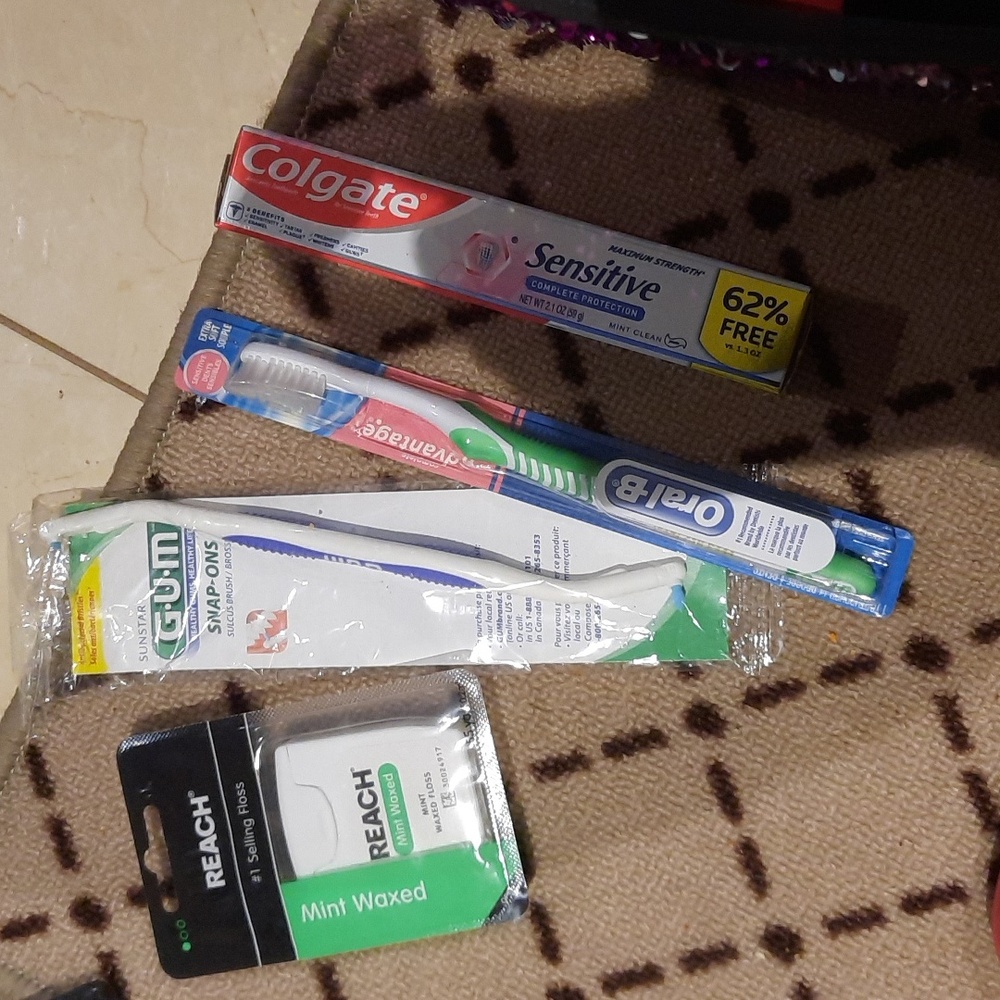 FULL SIZE DENTAL CARE LOT TOOTHBRUSH 🪥 GUM CARE DUO FLOSS SENSITIVE COLGATE